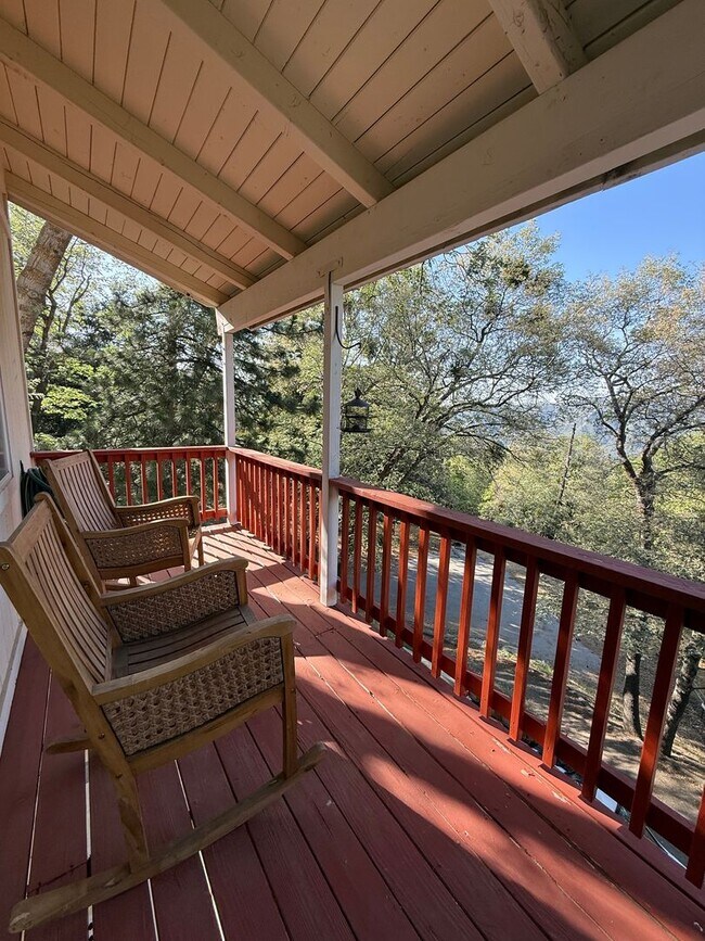 Foto del edificio - Beautiful Crestline Home - Private & Peaceful