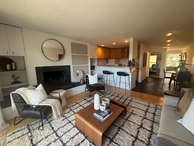 Queen Anne Gem with Private Balcony & Cozy... - Queen Anne Gem with Private Balcony & Cozy... Apartment