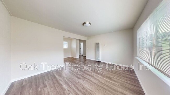 Building Photo - 406 Van Buren Ave