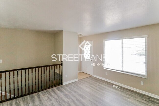 Building Photo - 6 Bedroom in Kearns!