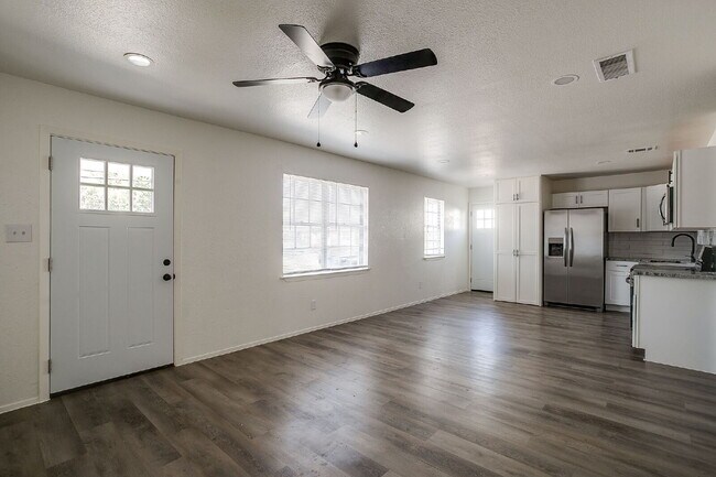 Foto del edificio - Charming 2 Bedroom Duplex in Westworth Village