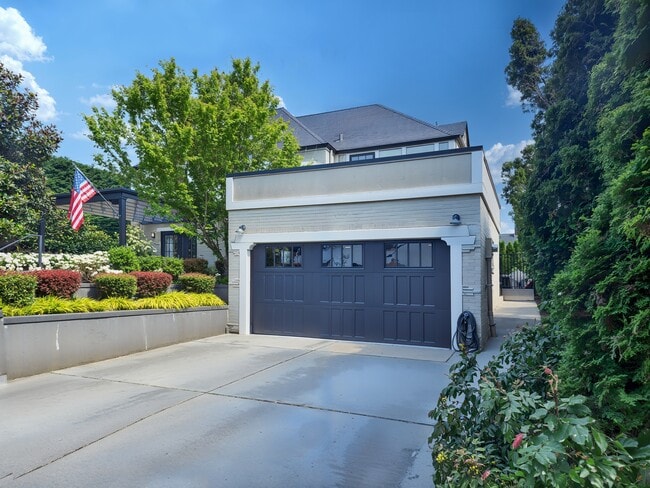 Building Photo - 1554 Parkside Dr E