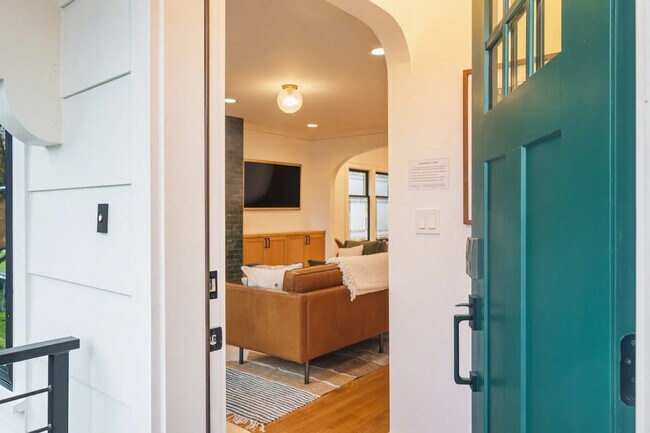 Foto del edificio - 2457 4th Ave W