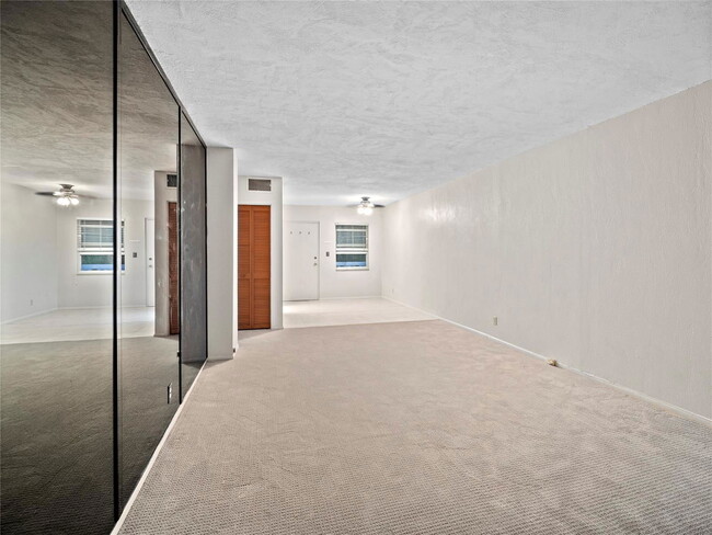 Foto del edificio - 2555 NE 11th St