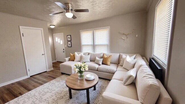 Foto del edificio - Spacious 3-bedroom, one-bathroom home.