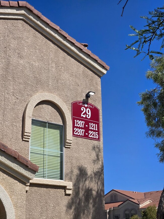 Building Photo - 1 bed, 1 bath condo with 2 car garage!!!