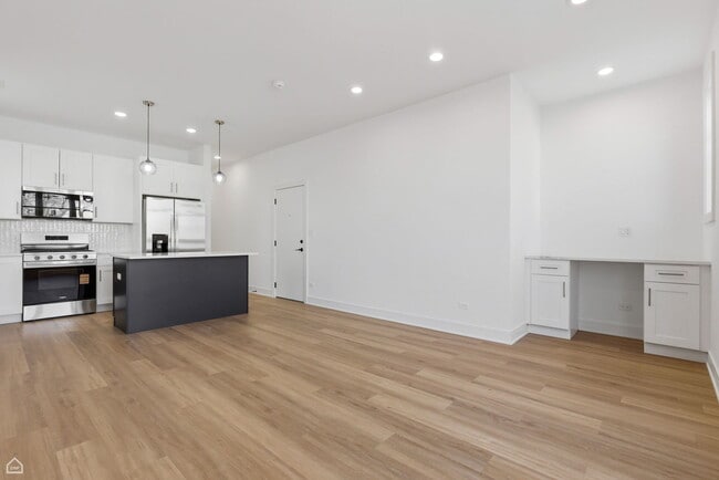 Building Photo - 4841 S Prairie Ave