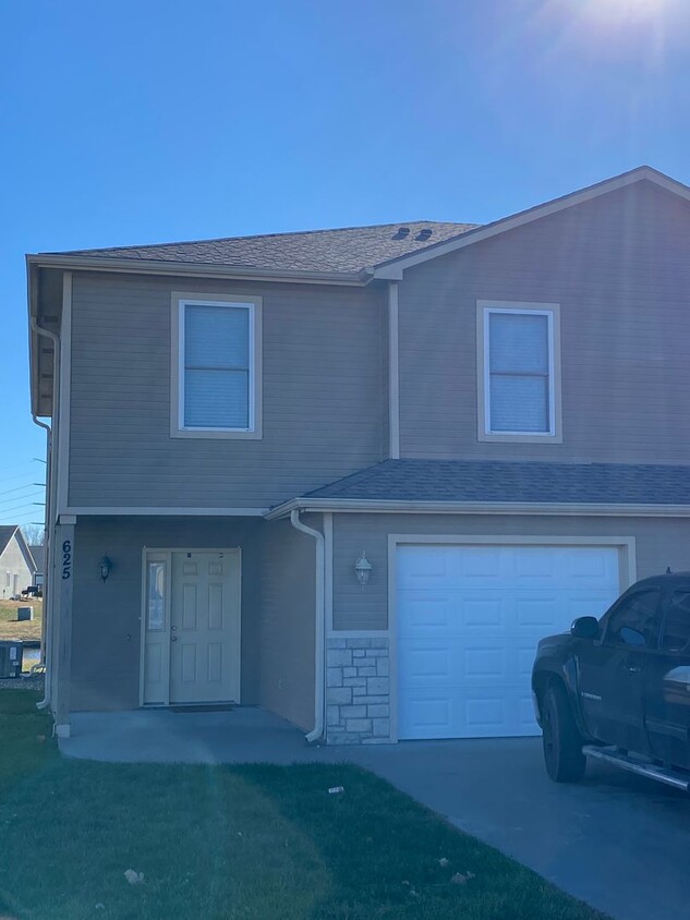 Foto principal - Duplex Located on East Side of MHK - Avail...