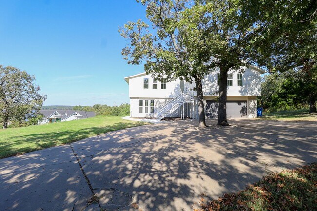 Building Photo - 4 Bed | 3 Bath on Keystone Lake!