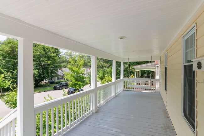 Building Photo - Renovated 3 bed, 2 bath bungalow with scre...