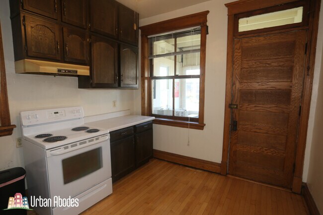 Building Photo - 1334 W Cornelia Ave