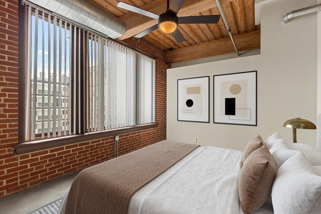 Chic urban bedroom with exposed brick walls - Bogen | Urban Chic Lofts