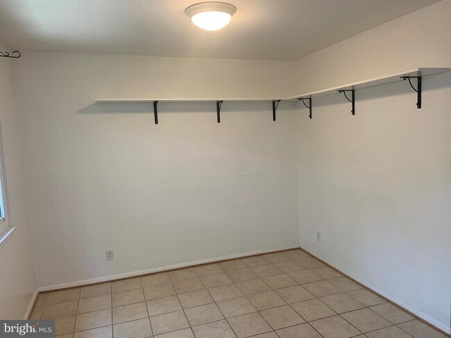 Building Photo - 2554 Glengyle Dr