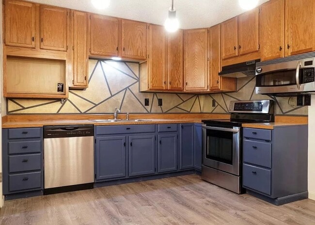 Building Photo - Large 4 Bed, 2 Bath House Available For Rent*