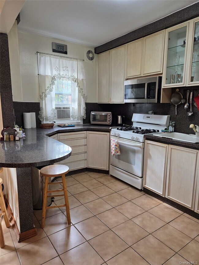 Foto del edificio - 142-26-142-61 61st Rd