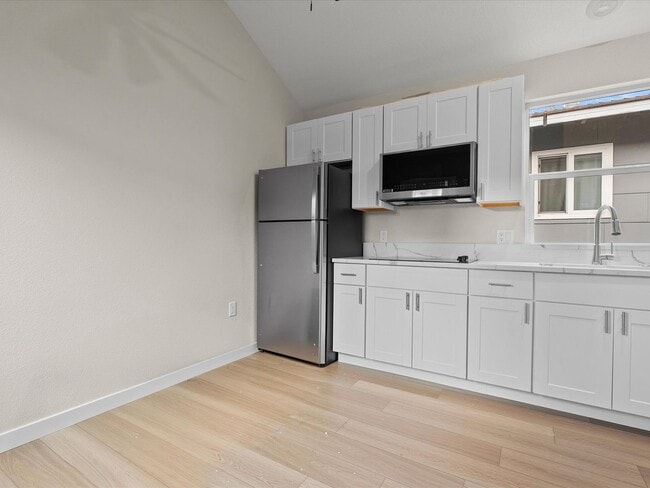 Building Photo - Brand New Midtown Casita