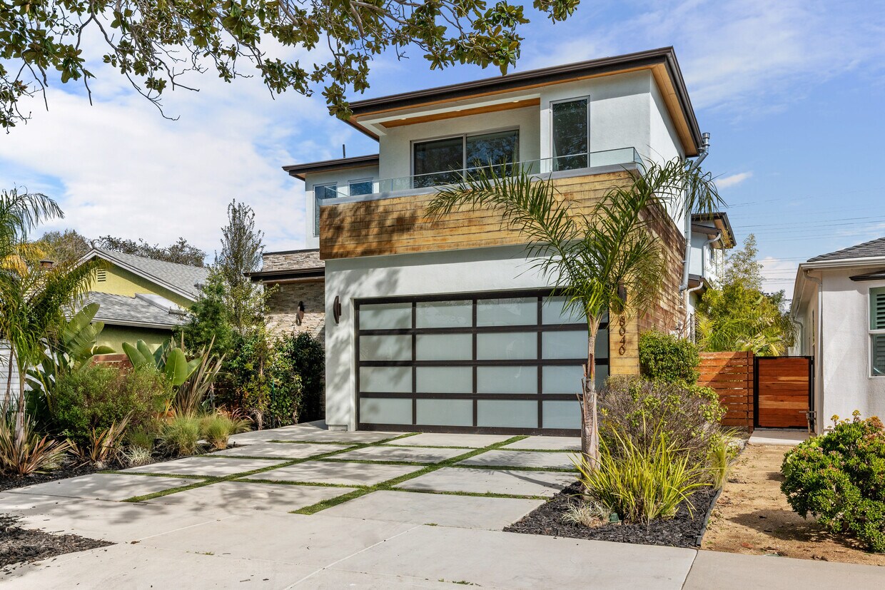Foto principal - 8040 Regis Way