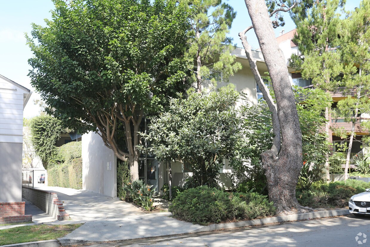 Building Photo - 535 Kelton Ave