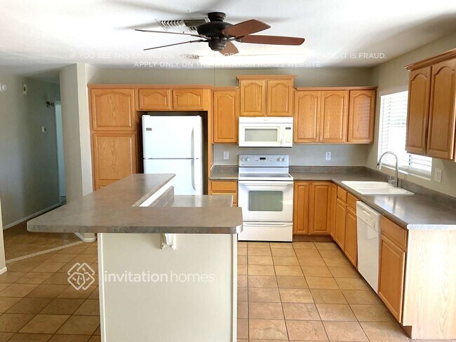 Building Photo - 811 E Hillview Cir