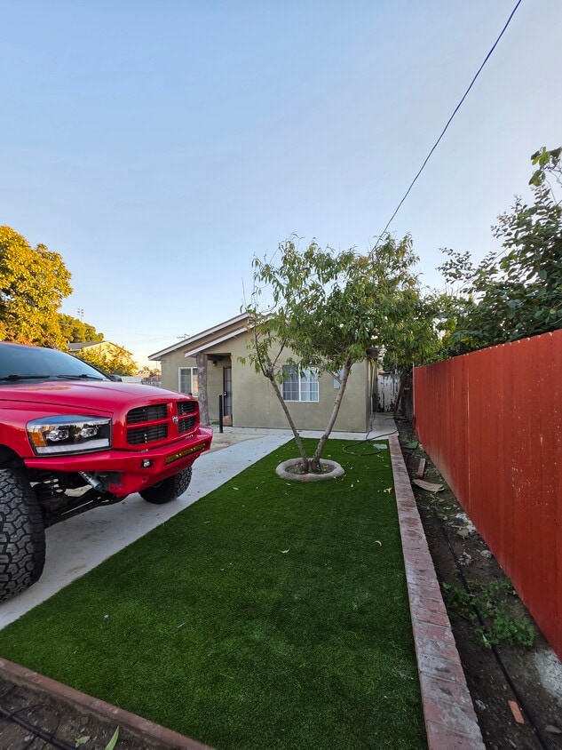 Patio delantero - 770 E 12th St