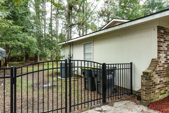 Building Photo - Beautiful 4 bedroom in the heart of Mossy ...