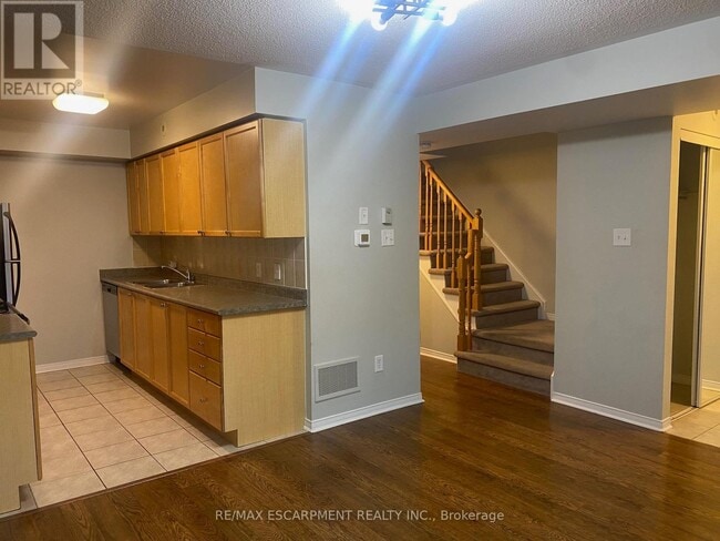 Building Photo - 4975 Southampton Dr