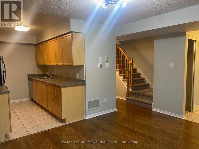 Photo du bâtiment - 4975 Southampton Dr