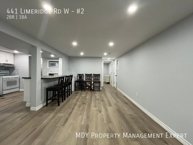 Photo du bâtiment - Welcome home to this warm and inviting low...