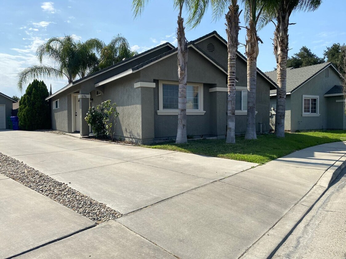 Primary Photo - 3 bedroom 2 bathroom home located in a gat...