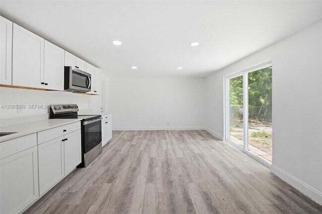 Building Photo - 4621 SW 31st Dr