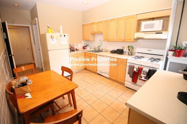 Building Photo - 10 Strathmore Rd