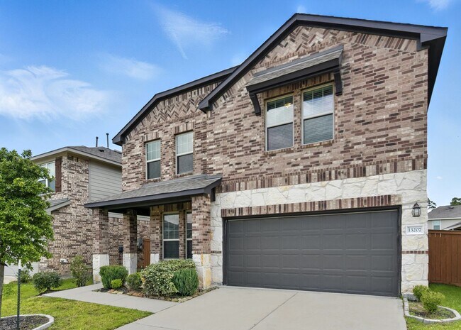 Building Photo - Spacious Home with Resort-Style Amenities