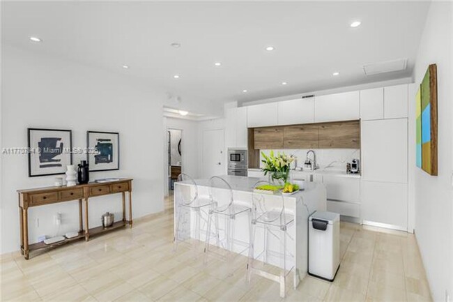 Building Photo - 4925 Collins Ave