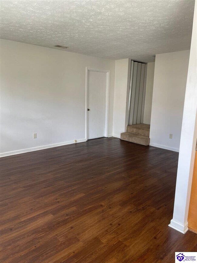 Building Photo - 257 University Dr