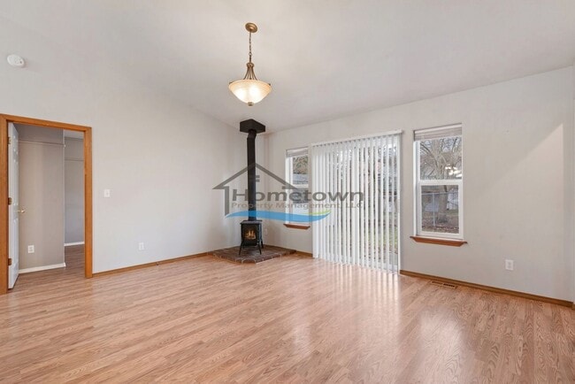 Building Photo - 3 Bedroom 2 Bath Home with Attached 2-Car ...