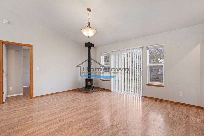 Foto del edificio - 3 Bedroom 2 Bath Home with Attached 2-Car ...
