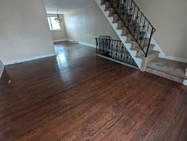 Foto del edificio - Spacious 3BR Home in Overbrook Park – Front Yard, Modern Kitchen, Washer and Dryer & Basement