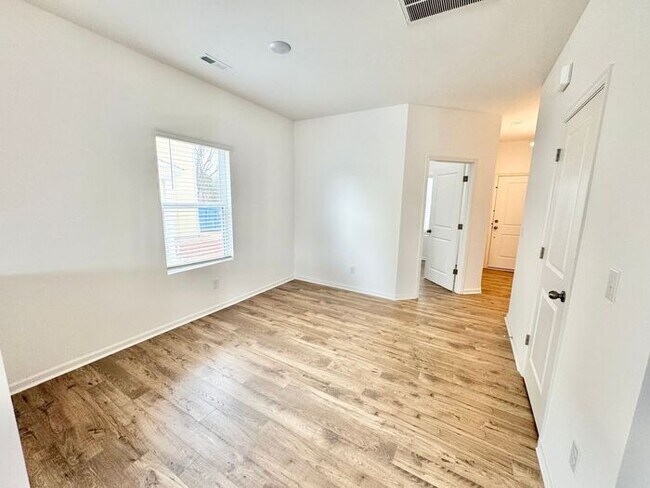 Foto del edificio - NEW CONSTRUCTION Spacious 4 br home with office and loft area near shopping and I-85