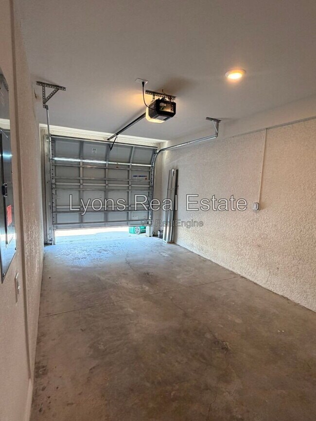 Foto del edificio - 10499 Pendleton Ave