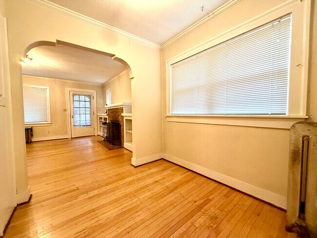 Building Photo - Cozy Buckman Charmer~ Quick Access to Big City Amenities~ Onsite Laundry~ Fur Babies Welcome!