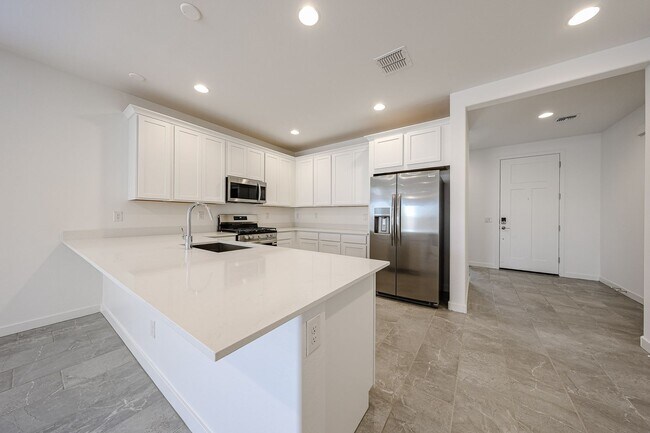 Foto del edificio - NEW 5 Bedroom 3 Bathroom Home Available fo...