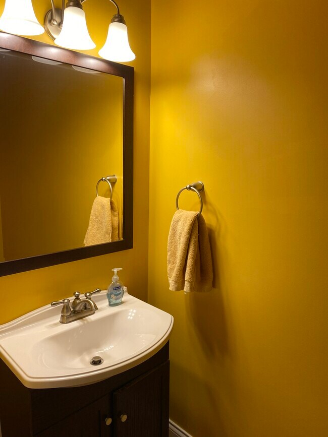 Foto del edificio - 115 E 8th St