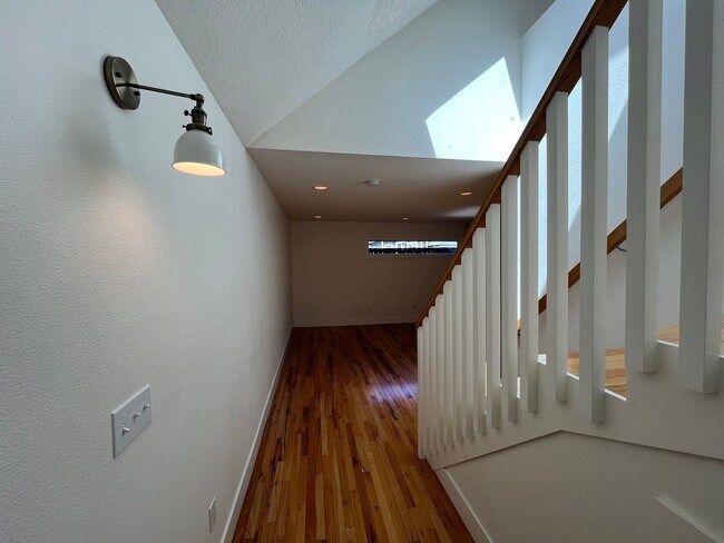 Foto del edificio - Custom Built 1Bd/ 1Ba home in Piedmont Neighborhood! ~ Skylight, Driveway Parking, Washer/Dryer! ...