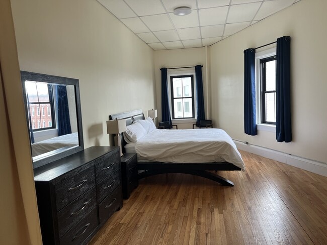 Building Photo - 24 Common St