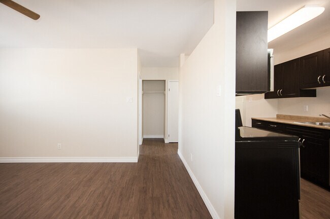1BDR - Salon - 333 Edison Apartment