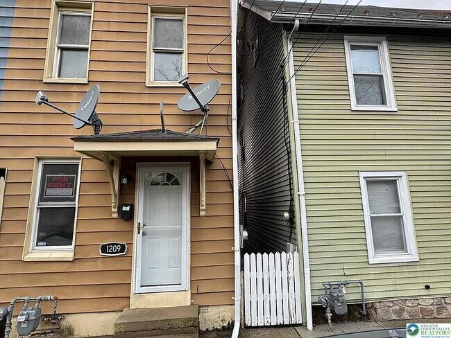 Building Photo - 1209 Mechanic St