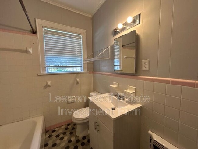 Building Photo - 225 E Elmwood St