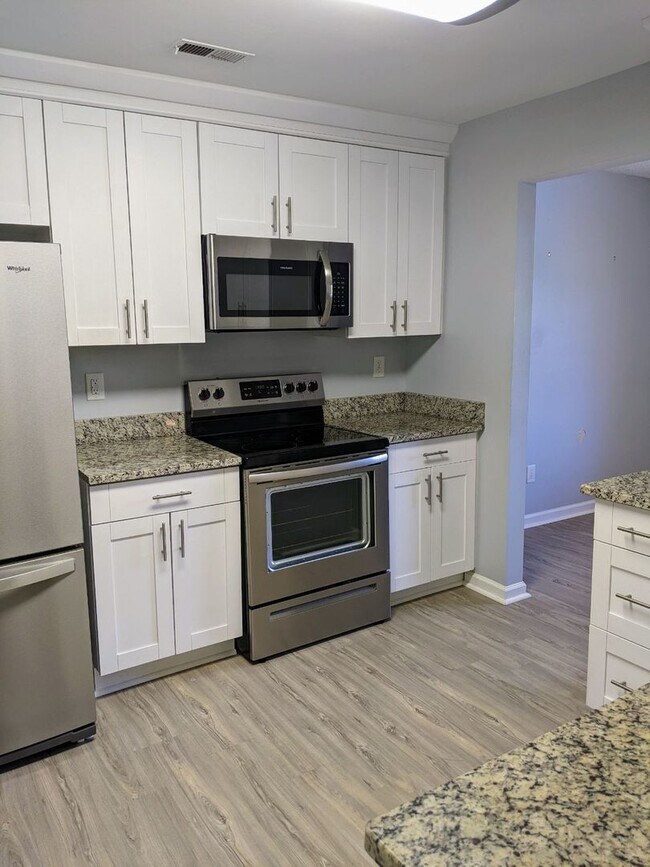 Building Photo - BEAUTIFUL 2 Bedroom 2 Bathroom condo is th...