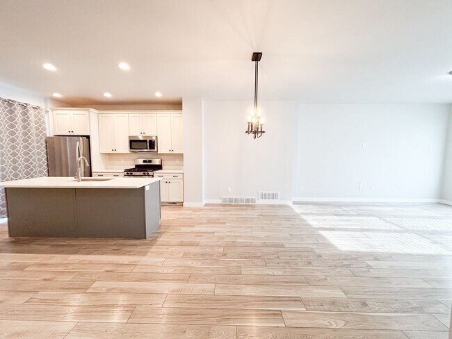 Building Photo - Stunning and Spacious 3BR 3BA Townhouse w/ Quartz Kitchen + Garage Parking + Modern Finishes in E...