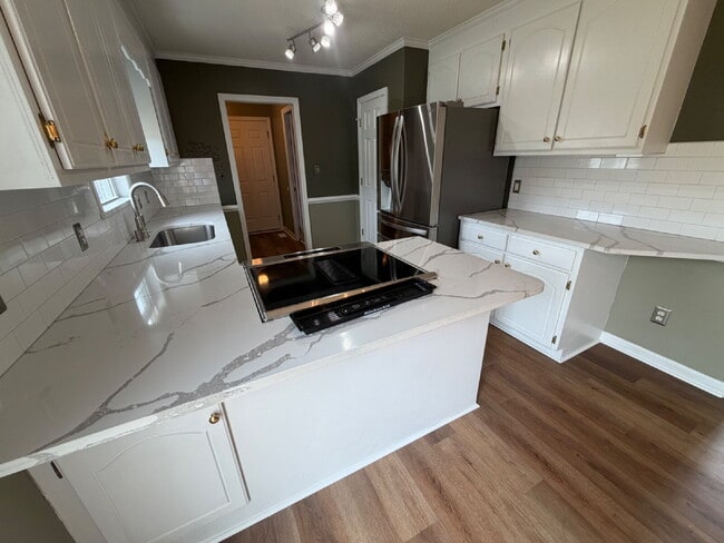 Building Photo - Updated 3 BR Home in Woodridge Estates~LAWN CARE INCLUDED